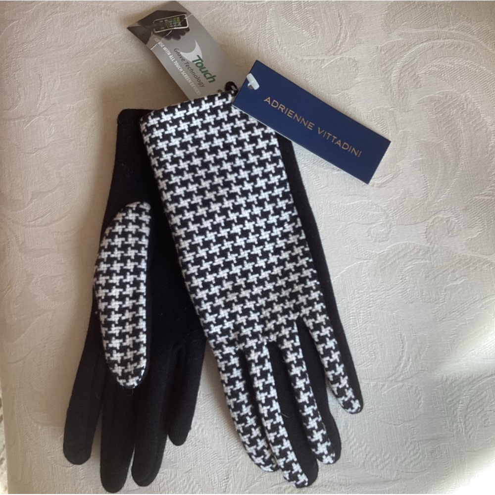 NWT Adrienne Vittadini Black and White Herringbone pattern touch glove
